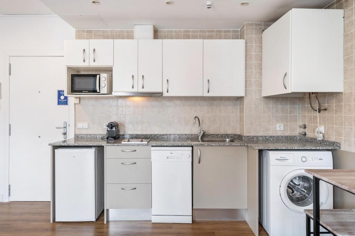 Lodging Apartments Liceu G1 บาร์เซโลนา ภายนอก รูปภาพ