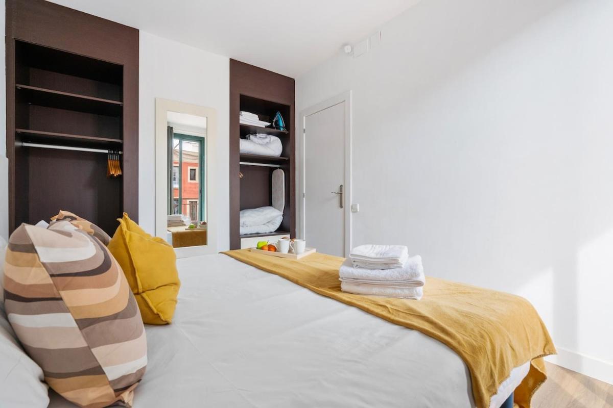 Lodging Apartments Liceu G1 บาร์เซโลนา ภายนอก รูปภาพ